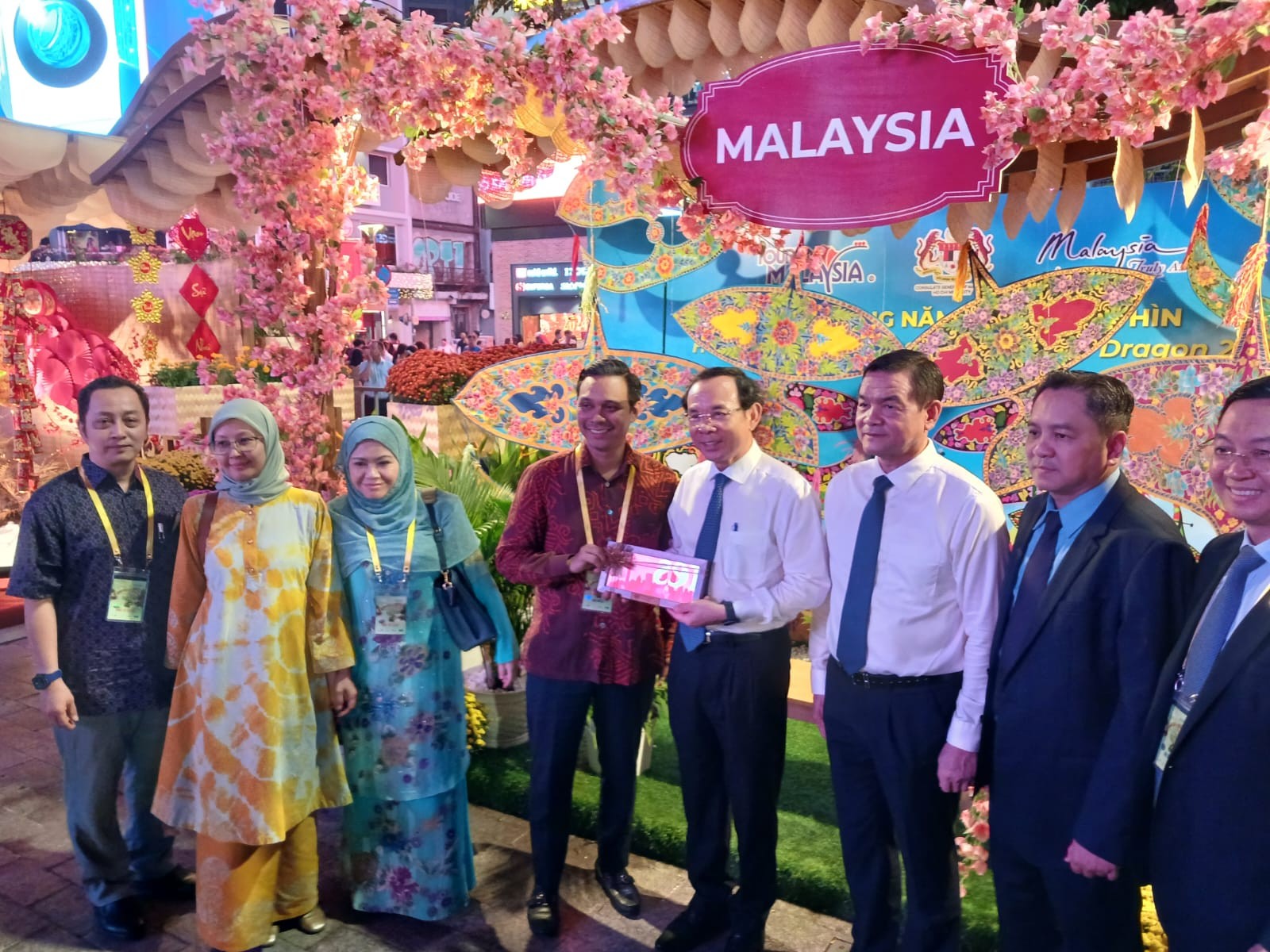MALAYSIA'S COLOURFUL CULTURES, RICH HERITAGE, AND HANDICRAFTS SHINE AT NGUYEN HUE FLOWER STREET FESTIVAL 2024
