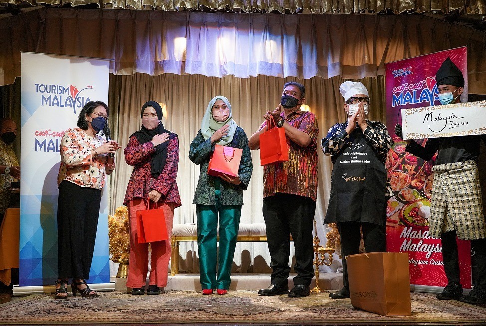 TOURISM AMBASSADOR DATO’ CHEF ISMAIL COOKS WITH SOHOM THROUGH GASTRODIPLOMACY PROGRAMME