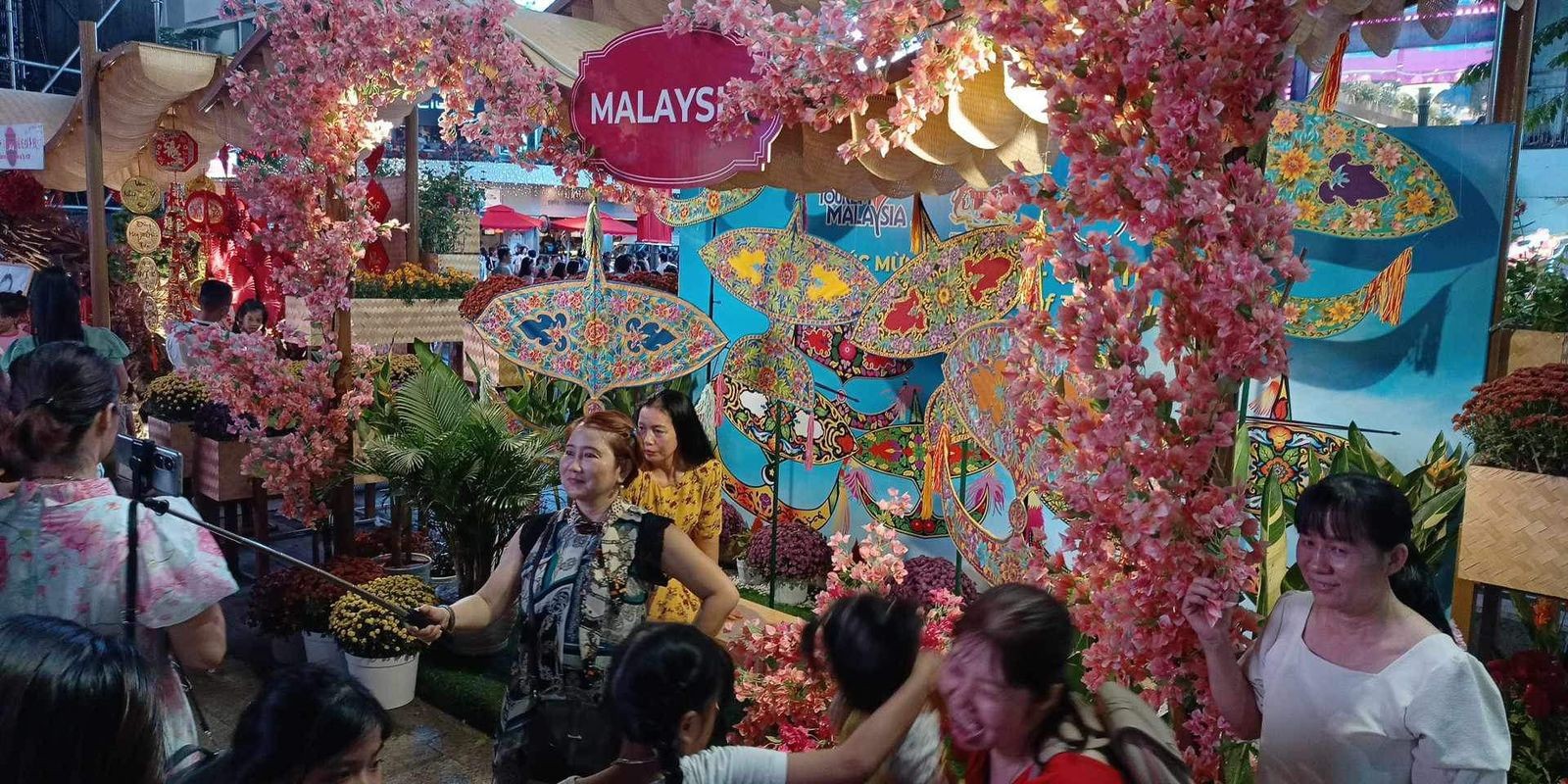 MALAYSIA'S COLOURFUL CULTURES, RICH HERITAGE, AND HANDICRAFTS SHINE AT NGUYEN HUE FLOWER STREET FESTIVAL 2024