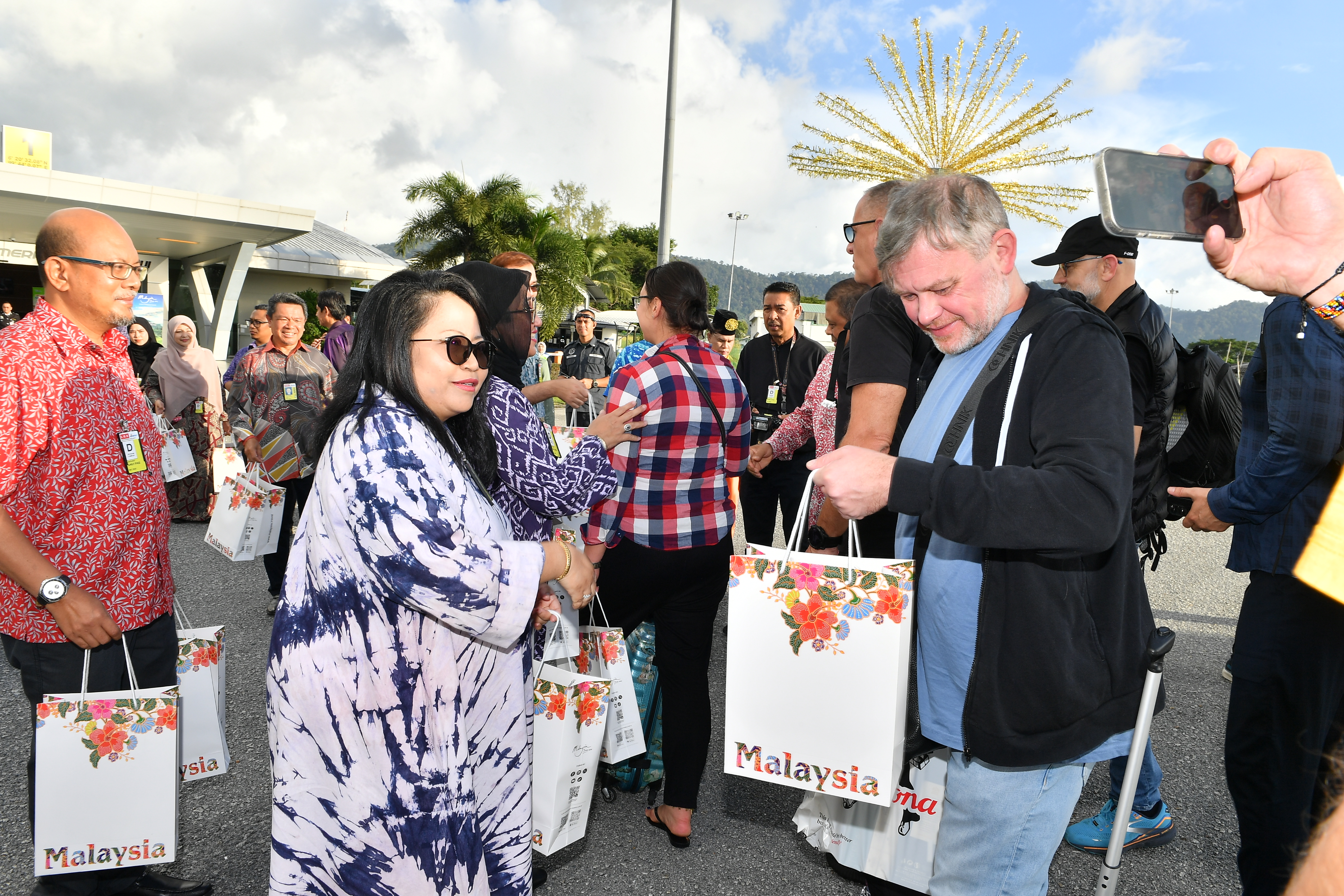 MALAYSIA WELCOMES LOT POLISH AIRLINES CHARTER FLIGHT FROM WARSAW TO LANGKAWI