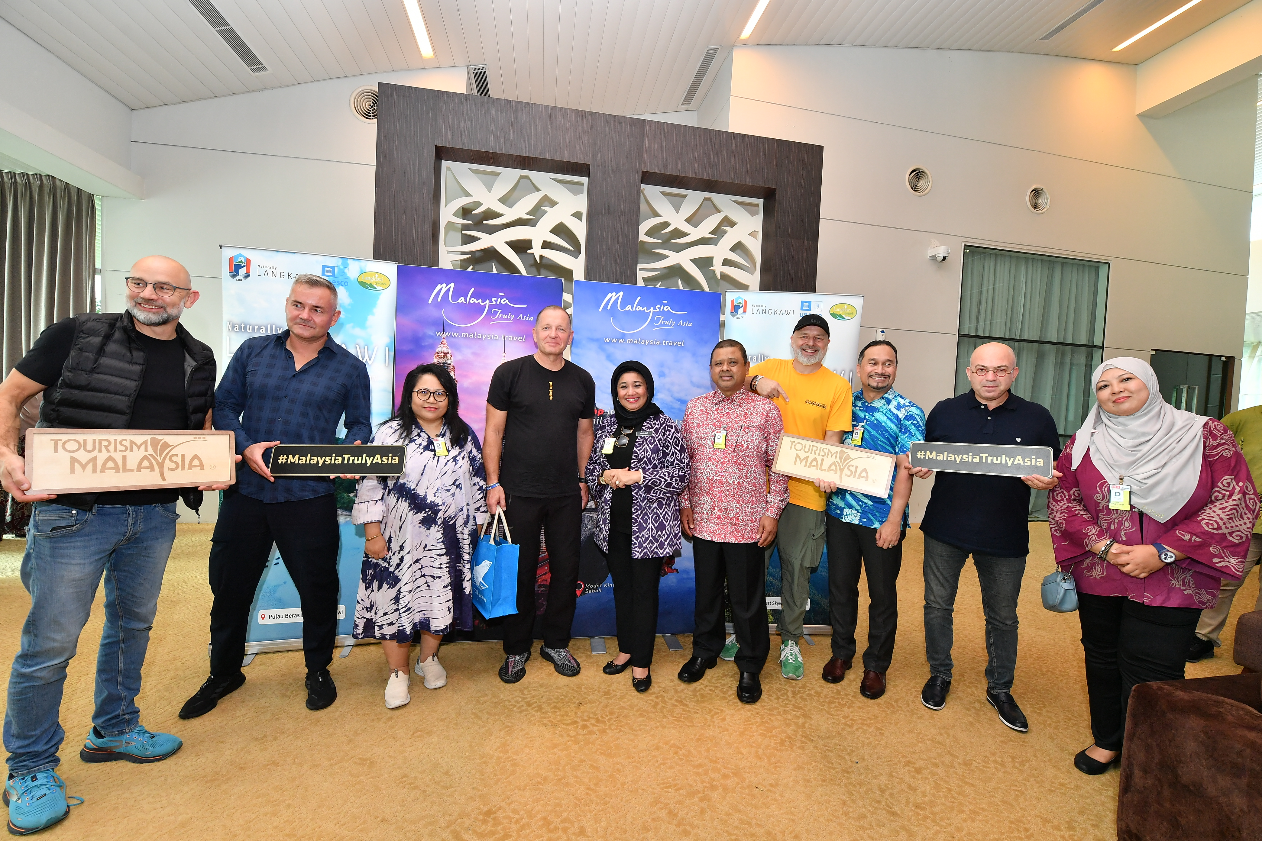 MALAYSIA WELCOMES LOT POLISH AIRLINES CHARTER FLIGHT FROM WARSAW TO LANGKAWI