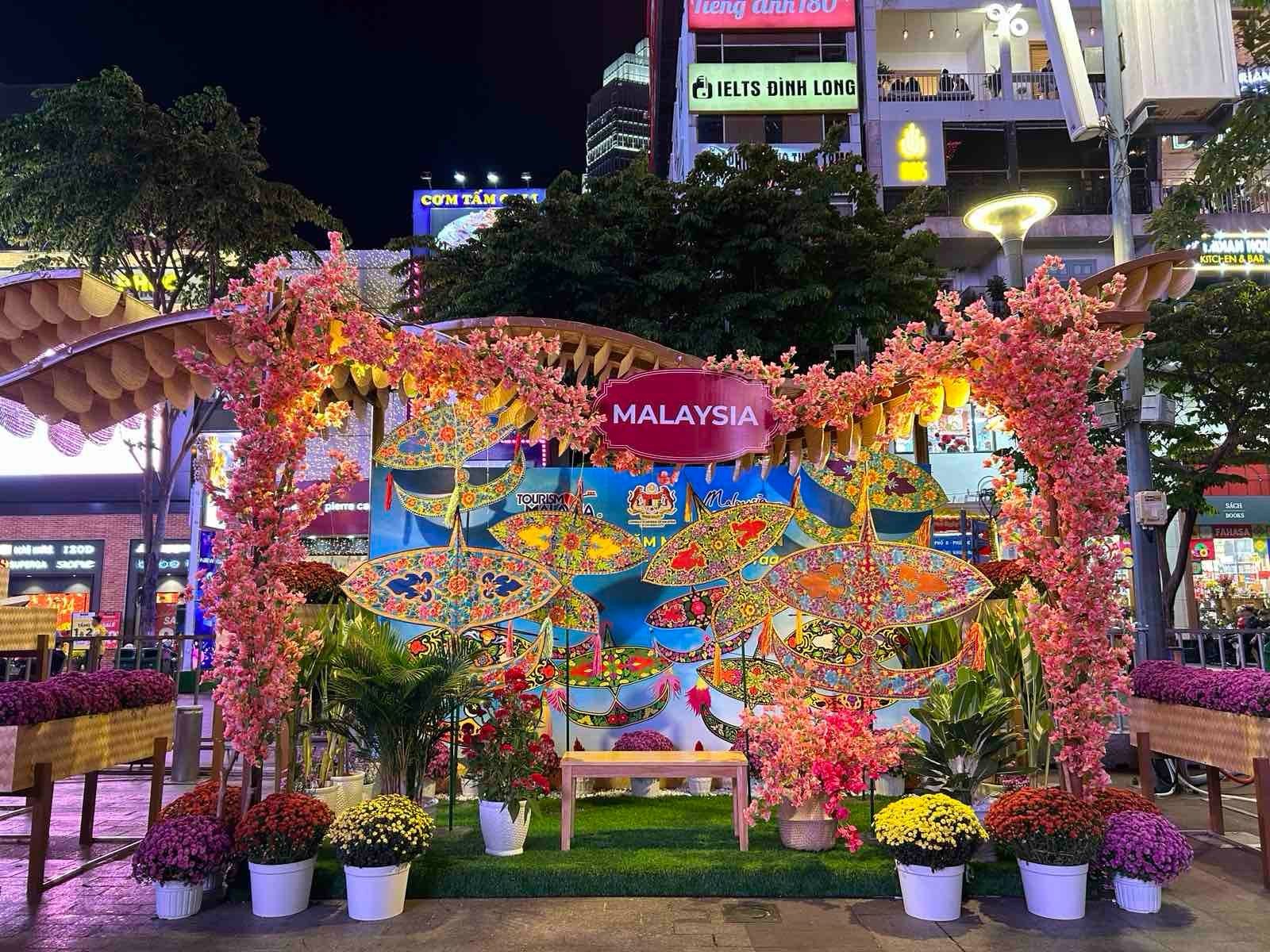 MALAYSIA'S COLOURFUL CULTURES, RICH HERITAGE, AND HANDICRAFTS SHINE AT NGUYEN HUE FLOWER STREET FESTIVAL 2024