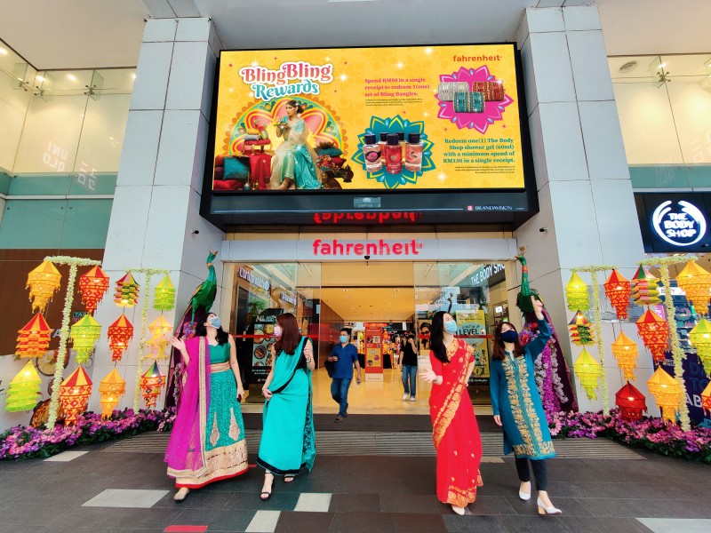 COLOURFUL SPRAY PAINT KOLAM EXCITES VISITORS AT FAHRENHEIT88’S BLING-BLING DEEPAVALI