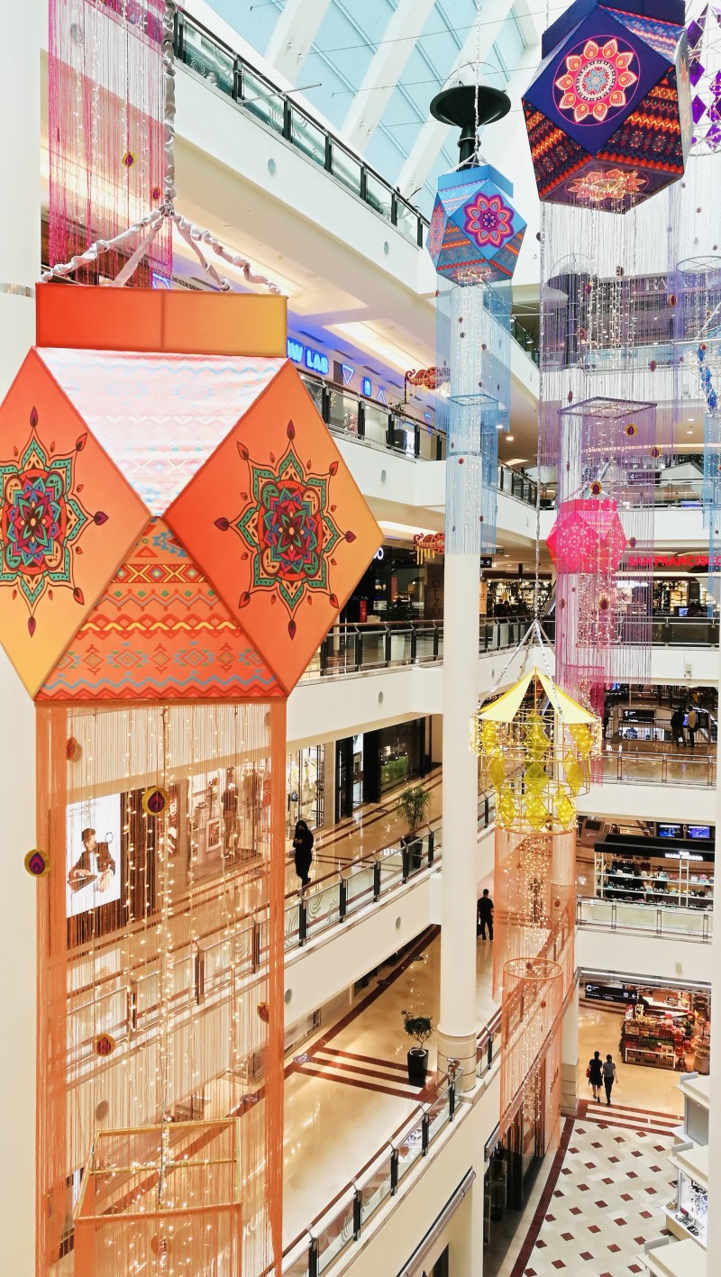 KUMPULAN SURIA KLCC PAMER SEMANGAT DEEPAVALI DENGAN DEKORASI KOLAM YANG UNIK