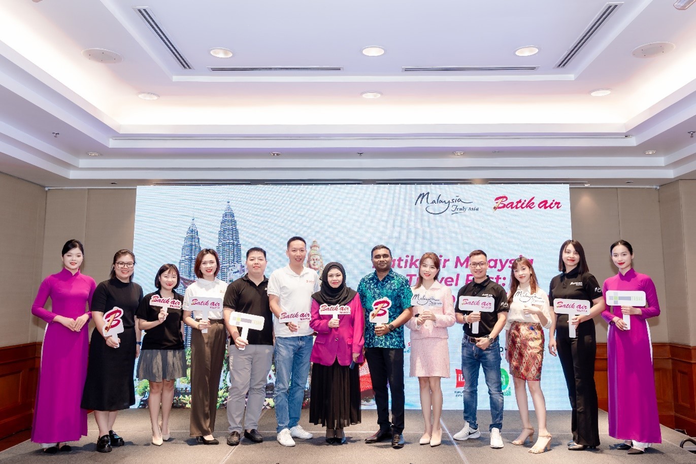 TOURISM MALAYSIA PARTICIPATES IN THE BATIK AIR ROADSHOW TO WOO VIETNAMESE TRAVELLERS