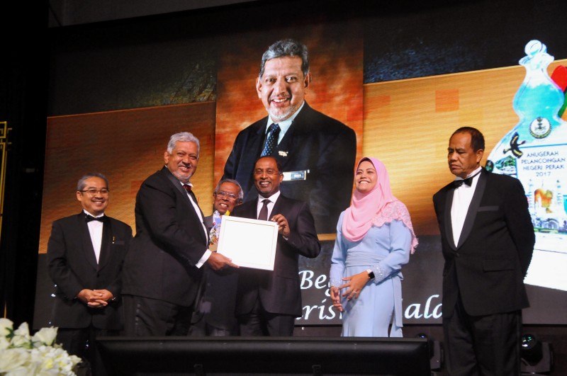 TOURISM MALAYSIA RECEIVES TWO AWARDS AT THE  2017 PERAK TOURISM AWARDS NIGHT
