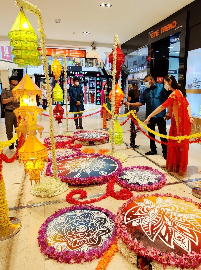 COLOURFUL SPRAY PAINT KOLAM EXCITES VISITORS AT FAHRENHEIT88’S BLING-BLING DEEPAVALI