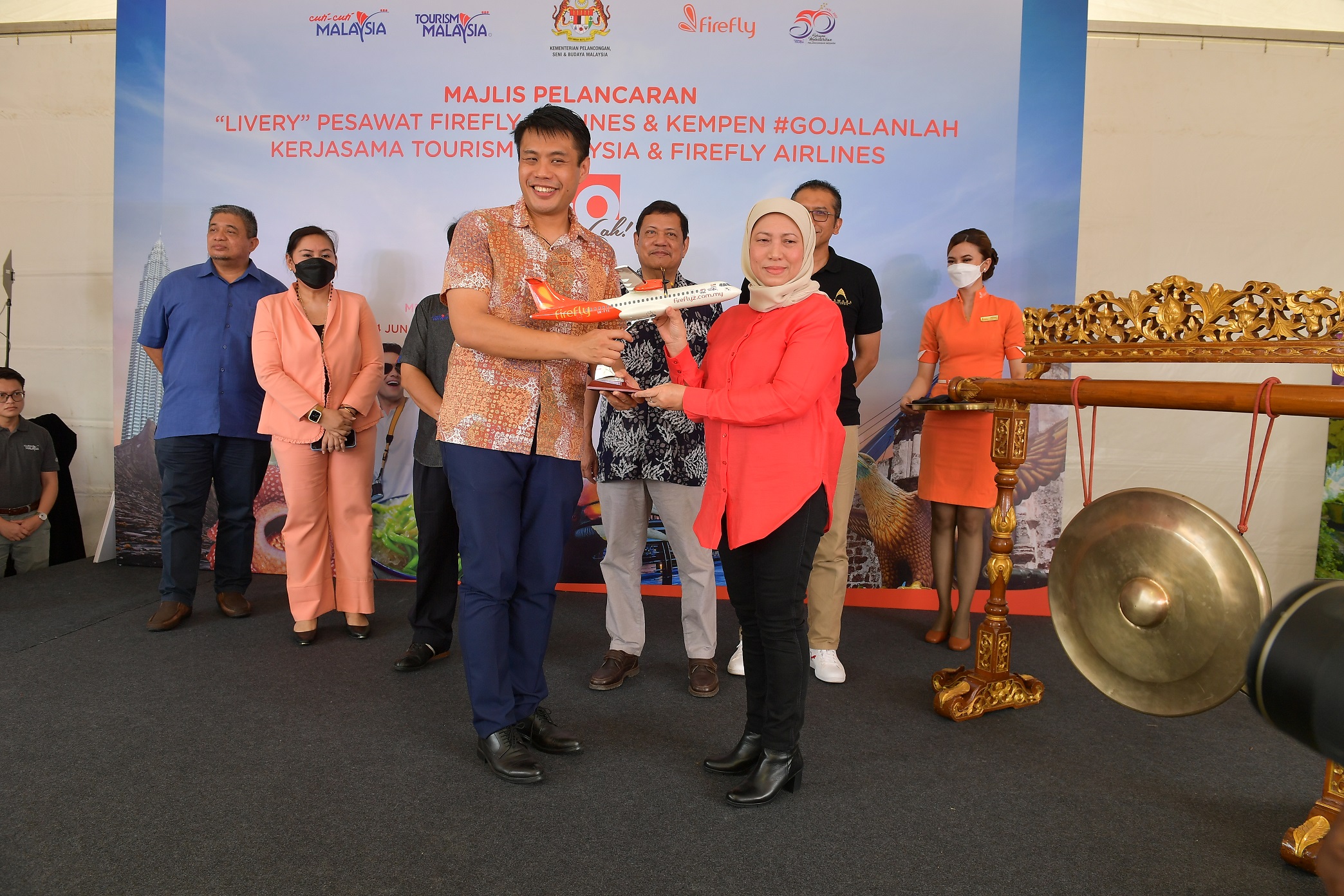 TOURISM MALAYSIA LANCAR PENGIKLANAN BADAN PESAWAT DAN KEMPEN #GOJALANLAH BERSAMA FIREFLY