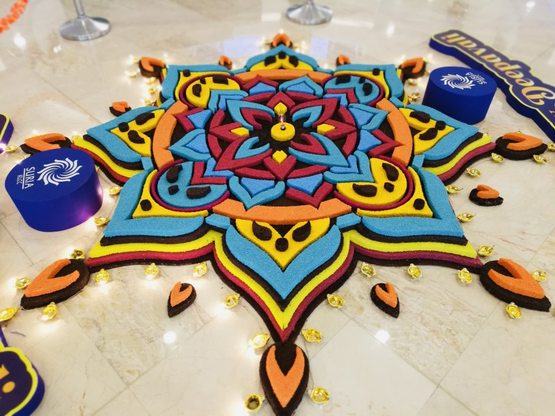 KUMPULAN SURIA KLCC PAMER SEMANGAT DEEPAVALI DENGAN DEKORASI KOLAM YANG UNIK