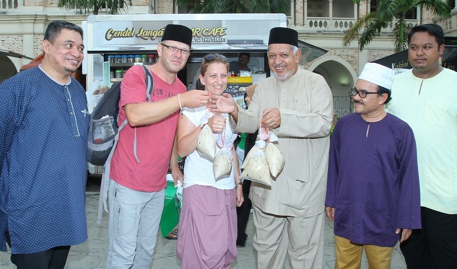 INTERNATIONAL TOURISTS EXPERIENCE RAMADAN FESTIVITIES