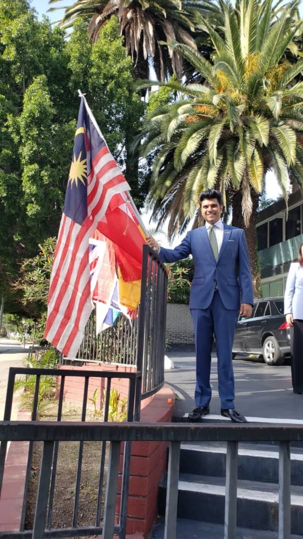 MAGICIAN KABIR KHAN MAKES MALAYSIAN FLAG “APPEAR” IN HOLLYWOOD