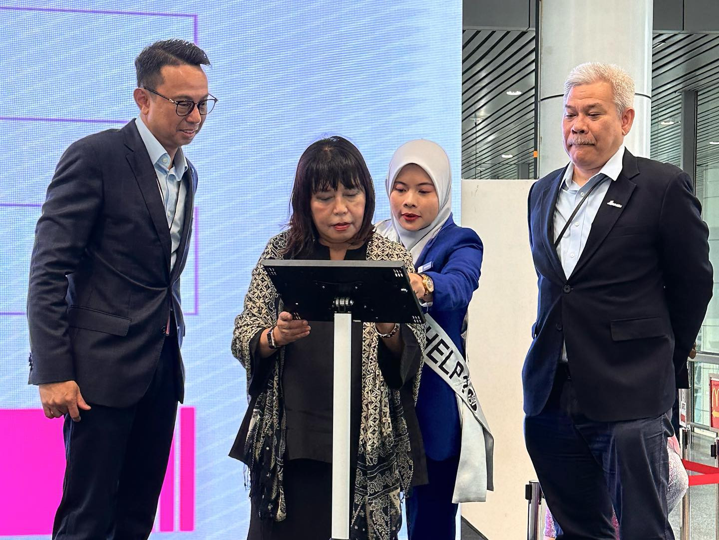 KLIA GEARS TOWARDS REGAINING TOP TIER GLOBAL RANKINGS WITH STARDESK AND EZBAGZ