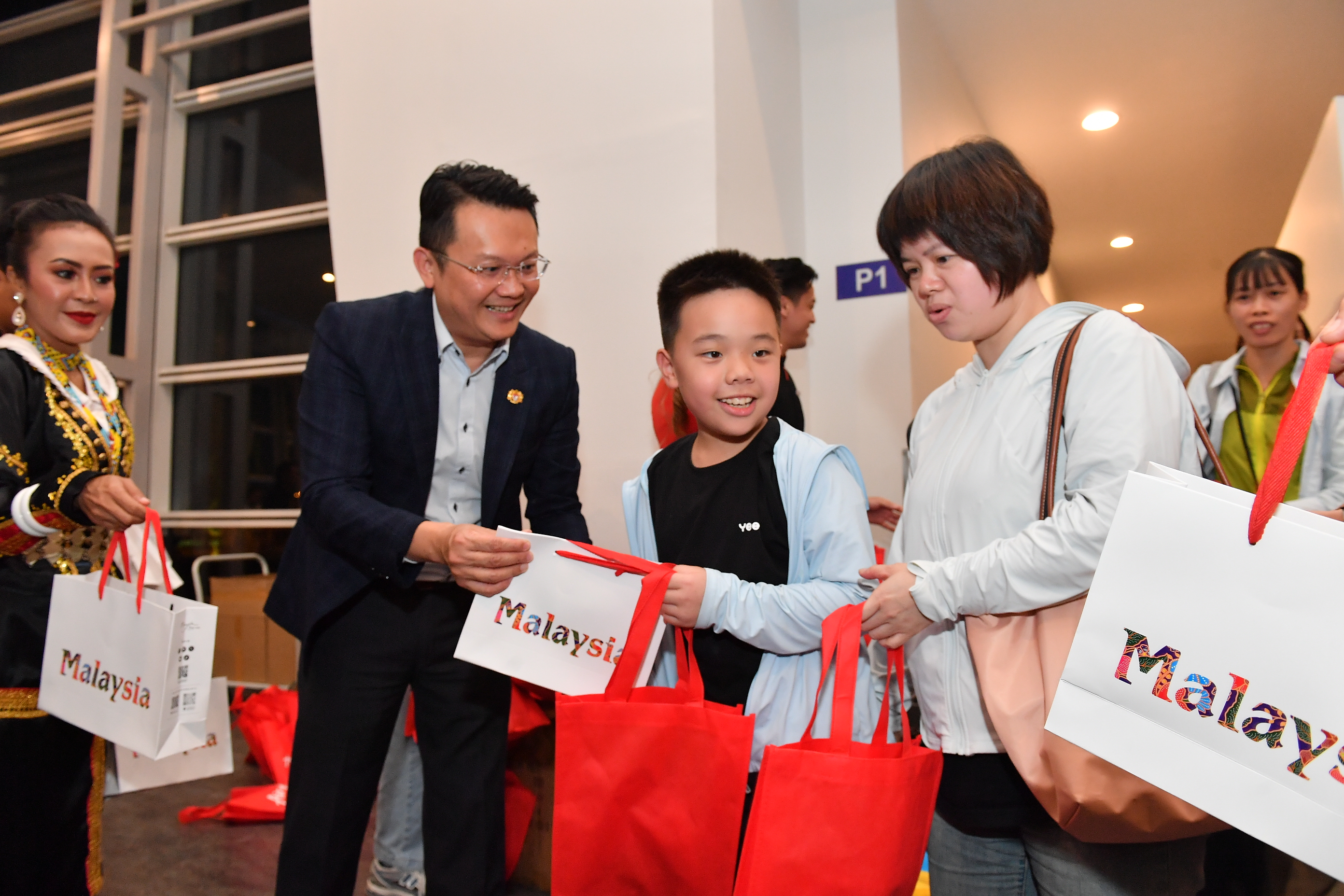 DOUBLE CELEBRATION AS AIRASIA LAUNCHES NEW ROUTES FROM NINGBO TO KUALA LUMPUR AND KOTA KINABALU