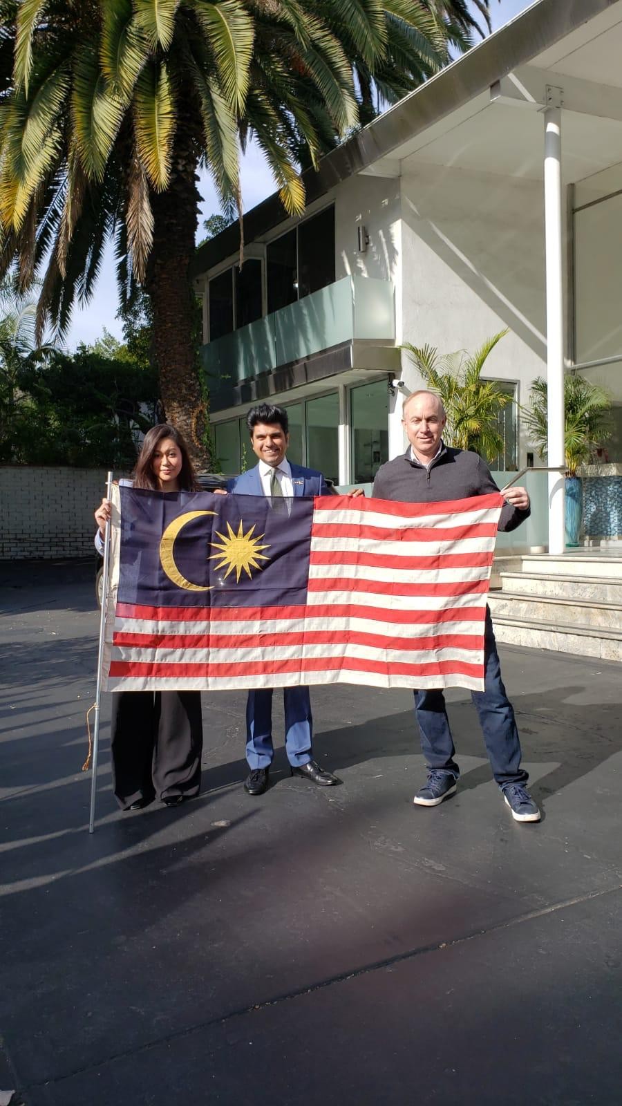 MAGICIAN KABIR KHAN MAKES MALAYSIAN FLAG “APPEAR” IN HOLLYWOOD