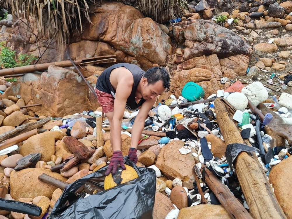 EMPLOYEES AT THE TAARAS BEACH & SPA RESORT EMBARK ON BEACH CLEAN-UPS ON REDANG ISLAND
